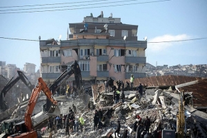 Muertes en Turquía tras sismo aumenta a 11 mil 700