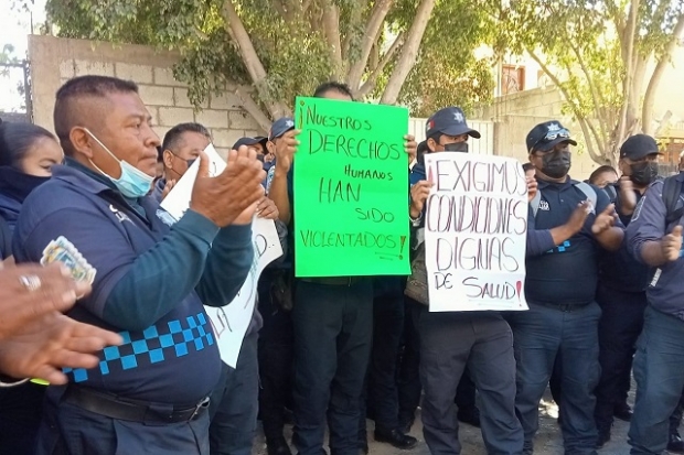 Policías de Tehuacán paran labores para exigir aumento salarial