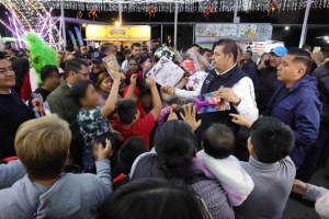Armenta entrega juguetes y felicidad a ni&ntilde;as y ni&ntilde;os en el Festival Navide&ntilde;o