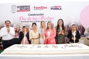 Con amor y cari&ntilde;o SEDIF consiente a 2 mil madres en Acatzingo
