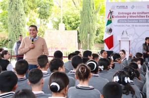 Con entrega de uniformes escolares, gobierno de Sergio Salomón reafirma compromiso con la educación