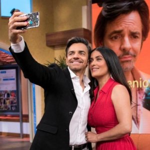 Salma Hayek causa sensación bailando con Eugenio Derbez en pleno set de grabación