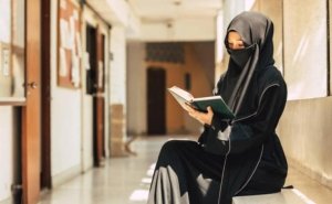 Giorgia Meloni anuncia prohibici&oacute;n de burka, niqab y velo isl&aacute;mico en escuelas en Italia; fija l&iacute;mite de alumnos extranjeros por clase