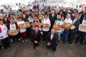 Pan de Zacatl&aacute;n recibe denominaci&oacute;n constitucional y homenaje a panaderas y panaderos