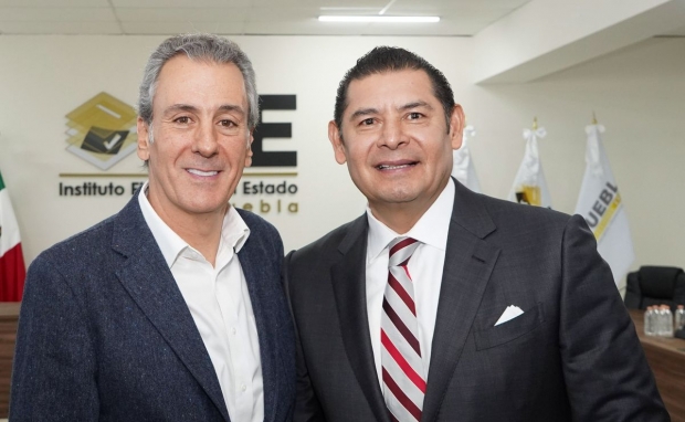 Alejandro Armenta y Pepe Chedraui se registran ante el IEE