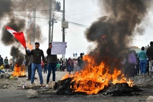 Ante crisis política, manifestantes toman aeropuerto de Arequipa, Perú