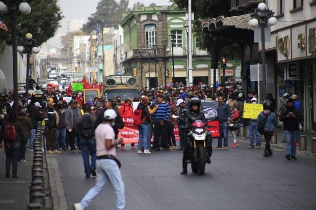 Caos genera manifestación contra verificación vehicular de Puebla