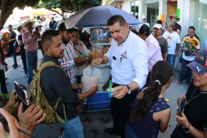 Alejandro Armenta recorre Atlixco e Izúcar de Matamoros; convive con más de 10 mil personas