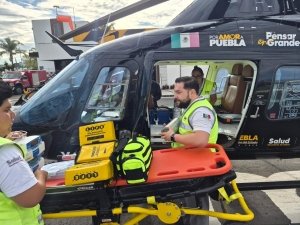 Gobierno estatal garantiza atenci&oacute;n especializada con traslado a&eacute;reo desde Acatl&aacute;n.