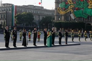 Sheinbaum encabeza izamiento a media asta en el Z&oacute;calo en memoria de v&iacute;ctimas de los terremotos de 1985 y 2017