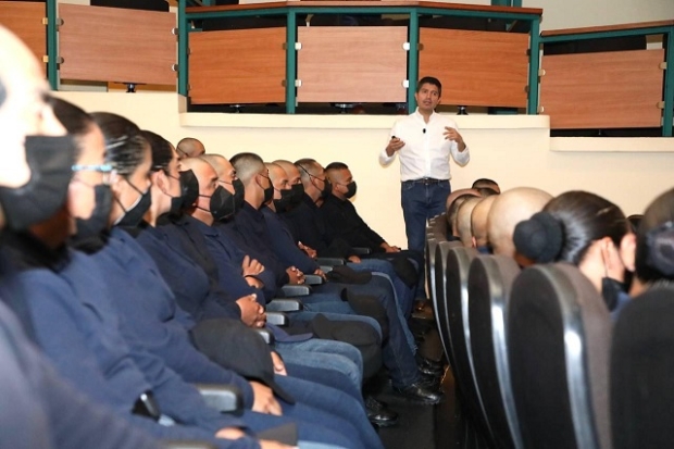 Eduardo Rivera pide a cadetes de policía valentía ante las necesidades sociales