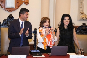 Ángeles Mastretta es condecorada con la presea Puebla de Zaragoza