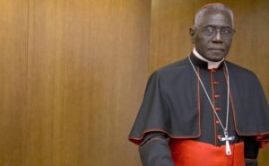 Robert Sarah, el enemigo de Francisco que podría convertirse en el primer Papa negro; ¿por qué genera tanta polémica?