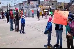 Bloquean carretera federal a Tehuacán para exigir buen servicio de transporte público