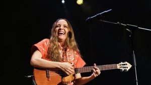 Cómo la patada de una yegua impulsó la carrera musical de la aclamada cantante mexicana Natalia Lafourcade