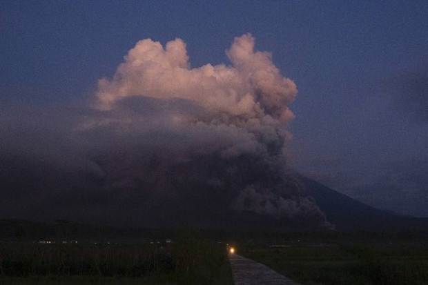 Alerta Indonesia posible erupción volcánica