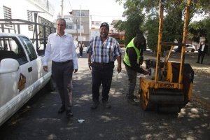 Supervisa Pepe Chedraui cuadrillas de bacheo en El Carmen