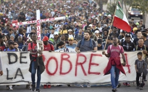 Miles de migrantes salen en caravana hacia EU desde Tapachula en la víspera de visita de enviados de Biden