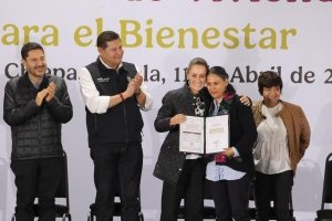 Sheinbaum entrega vivienda en Puebla y elimina modelo de cr&eacute;ditos impagables