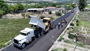 Construye Gobierno estatal 3.3 kil&oacute;metros del camino a las Loberas en Tecali