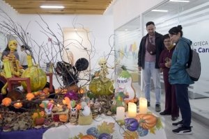 BUAP celebra el D&iacute;a de Muertos con calabazas y catrinas en la Universidad para Adultos