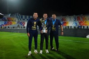 &iexcl;A lo Efra&iacute;n Ju&aacute;rez! T&eacute;cnico mexicano es campe&oacute;n en el extranjero y hace historia con su equipo