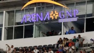 Muere una mujer al caer 8 metros durante concierto de Ed&eacute;n Mu&ntilde;oz en Acapulco