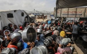 Gazatíes hambrientos saquean 77 camiones cargados de harina en la Franja