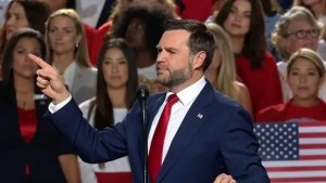 'Si tanto amas a M&eacute;xico, l&aacute;rgate para all&aacute;': JD Vance increpa a manifestante que onde&oacute; bandera