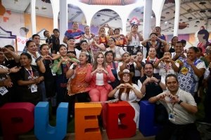 Con cercan&iacute;a y sensibilidad, Ceci Arellano comparte con familias en cierre de Feria de Puebla