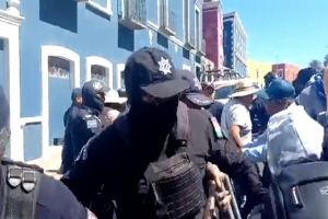 Policía estatal de Puebla agrede a fotoperiodista que cubría marcha