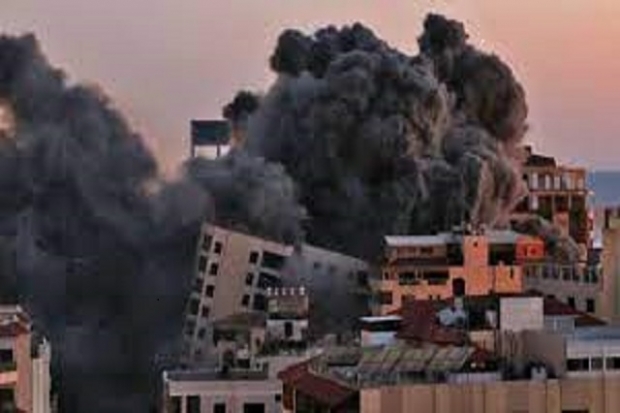 Israelíes y palestinos intercambian bombardeos