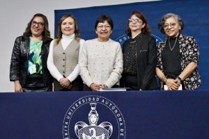 La Rectora Lilia Cedillo reconoce el reto que implica formar adolescentes en la Preparatoria Urbana Enrique Cabrera