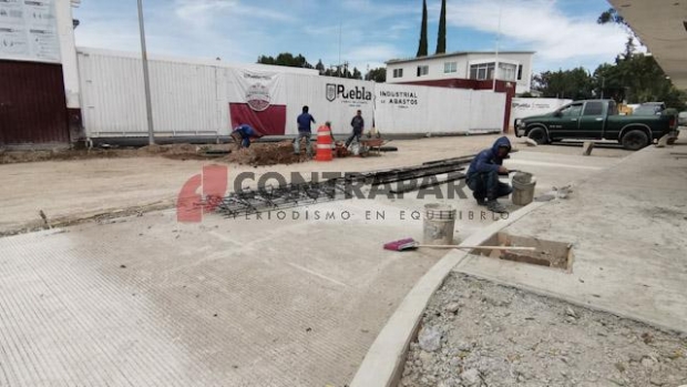 Pavimentan con asfalto y concreto hidráulico zona del rastro municipal de Puebla