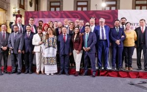 Sergio Salomón asiste a conferencia de AMLO para respaldar IMSS Bienestar