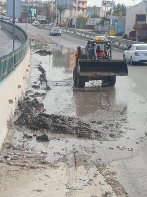 Avanza gobierno de Pepe Chedraui labores de limpieza en la Central de Abasto para mantener la vialidad transitable tras las lluvias