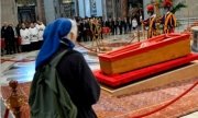 ¿Quién es Geneviève Jeanningros, la monja amiga del papa Francisco que se saltó el protocolo para llorar?
