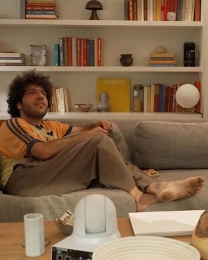 Benny Blanco, esposo de Selena Gomez, recibe cr&iacute;ticas por mostrar falta de higiene en sus pies en su nuevo podcast