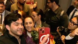 Claudia Sheinbaum llega a Barcelona para cumbre y simpatizantes la reciben en su hotel