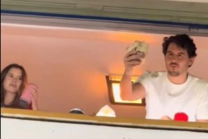 &iquest;Clasismo en el Estadio Jalisco? J&oacute;venes en palco humillan con billetes a aficionados