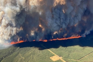 Incendios forestales acaban con la vida de tres bomberos en Canadá