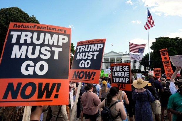 Miles protestan en 300 ciudades de EU contra “manipulación electoral” de Trump