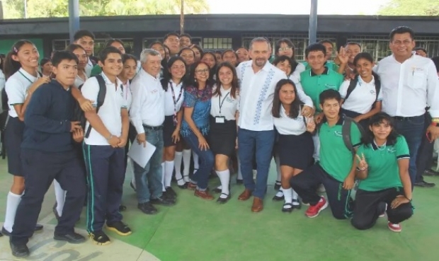 Vuelve a clases el 17% de escuelas en Acapulco tras 'Otis'