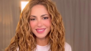 Con un vestido escultural, Shakira cautiva con un look elegante