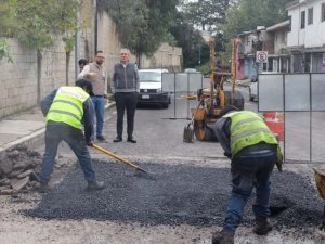 Supervisa Pepe Chedraui trabajos de bacheo en la colonia San José del Conde