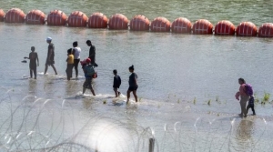 Juez de Estados Unidos ordena a Texas retirar boyas anti migrantes en el Río Bravo