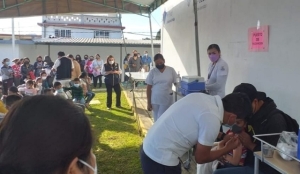 Llaman a vacunar a menores en 12 municipios de la Sierra Nororiental de Puebla