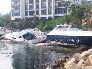 Restos de 700 embarcaciones destrozadas por Otis obstruyen las playas de Acapulco
