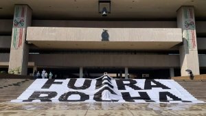 Protestan en Palacio de Gobierno contra Rocha Moya y piden la salida de todo su gabinete
