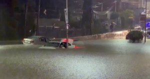 Fuertes lluvias provocan inundaciones y veh&iacute;culos varados en distintos puntos de Puebla capital